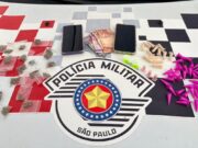 ROCAM prende mulher por tráfico de drogas na quadra de esportes do Pedregulho em Guaratinguetá