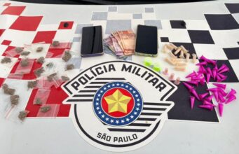 ROCAM prende mulher por tráfico de drogas na quadra de esportes do Pedregulho em Guaratinguetá