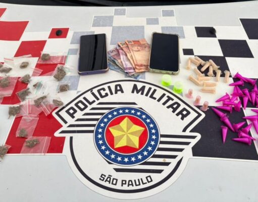 ROCAM prende mulher por tráfico de drogas na quadra de esportes do Pedregulho em Guaratinguetá