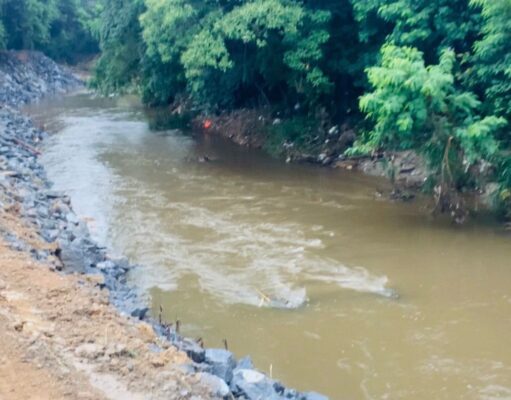 Transbordamento no Jardim Rony evidencia necessidade urgente de dragagem e prevenção em rios urbanos