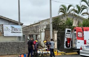 Queda de muro provoca soterramento de trabalhadores e mobiliza equipes de resgate no Centro de Guaratinguetá