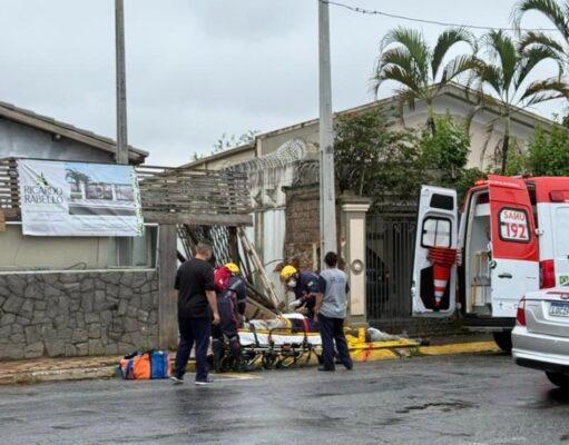 Queda de muro provoca soterramento de trabalhadores e mobiliza equipes de resgate no Centro de Guaratinguetá