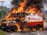 Ambulância furtada de base da CCR em Roseira é encontrada incendiada em Pindamonhangaba