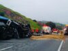Carreta com container tomba na Dutra no Km 70 e motorista fica preso às ferragens