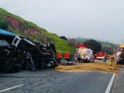 Carreta com container tomba na Dutra no Km 70 e motorista fica preso às ferragens