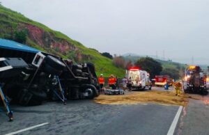 Carreta com container tomba na Dutra no Km 70 e motorista fica preso às ferragens