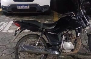 Dupla em moto irregular foge da polícia e adolescente é apreendido após queda em Guaratinguetá