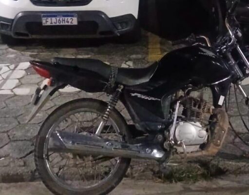 Dupla em moto irregular foge da polícia e adolescente é apreendido após queda em Guaratinguetá