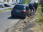 Motorista cai em buraco e denuncia risco mais uma vez em avenida no Jardim do Vale II