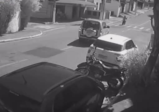 Jovem de 23 anos fica em estado grave após acidente na Rua Caramurus no Pedregulho em Guaratinguetá