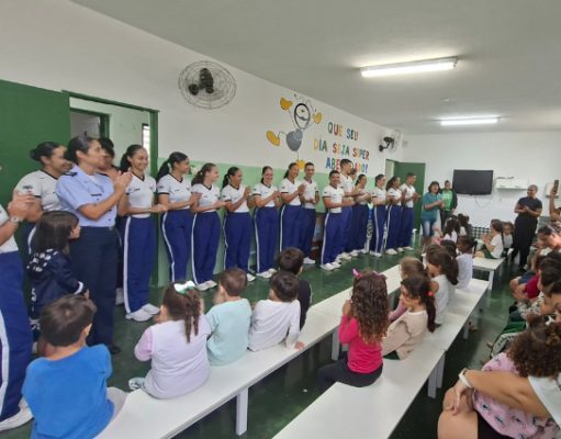 Escola de Especialistas de Aeronáutica realiza ação de Páscoa para 160 crianças em Guaratinguetá