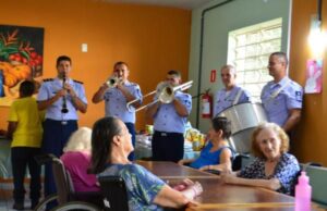 Guarnição de Aeronáutica de Guaratinguetá promove ação solidária em instituição de acolhimento de idosos