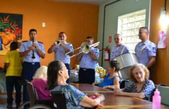 Guarnição de Aeronáutica de Guaratinguetá promove ação solidária em instituição de acolhimento de idosos