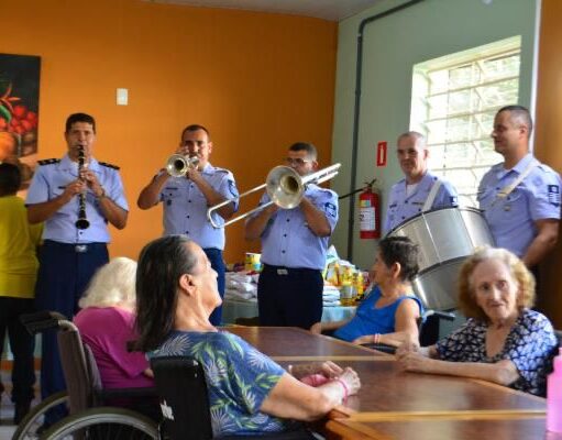 Guarnição de Aeronáutica de Guaratinguetá promove ação solidária em instituição de acolhimento de idosos