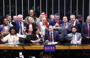 Câmara aprova, em dois turnos, PEC pelo fim da escala 6×1