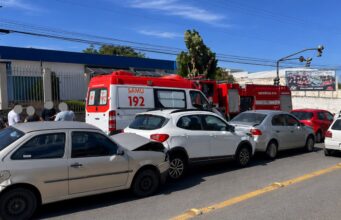 Engavetamento envolvendo três veículos mobiliza SAMU em Guaratinguetá