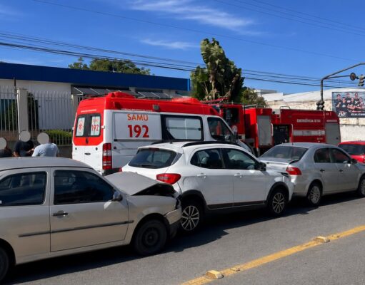 Engavetamento envolvendo três veículos mobiliza SAMU em Guaratinguetá