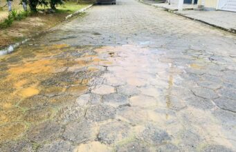 Vazamento de água preocupa moradores no Jardim Bela Vista em Guaratinguetá