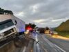 Fragmentos de mureta atingem caminhão após grave acidente entre carreta e Van em Guaratinguetá