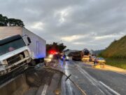 Fragmentos de mureta atingem caminhão após grave acidente entre carreta e Van em Guaratinguetá
