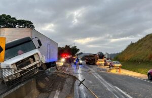Fragmentos de mureta atingem caminhão após grave acidente entre carreta e Van em Guaratinguetá