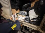PRF apreende cerca de 2,2 mil pares de calçados com suspeita de falsificação na BR-459 em Lorena