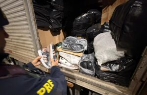PRF apreende cerca de 2,2 mil pares de calçados com suspeita de falsificação na BR-459 em Lorena