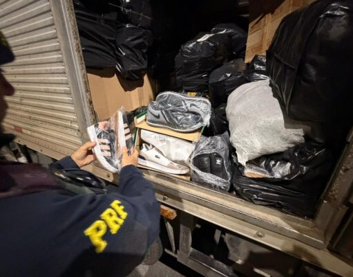 PRF apreende cerca de 2,2 mil pares de calçados com suspeita de falsificação na BR-459 em Lorena