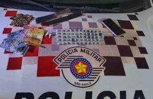 Casal é flagrado vendendo drogas e acaba preso com entorpecentes, dinheiro e facas em Guaratinguetá