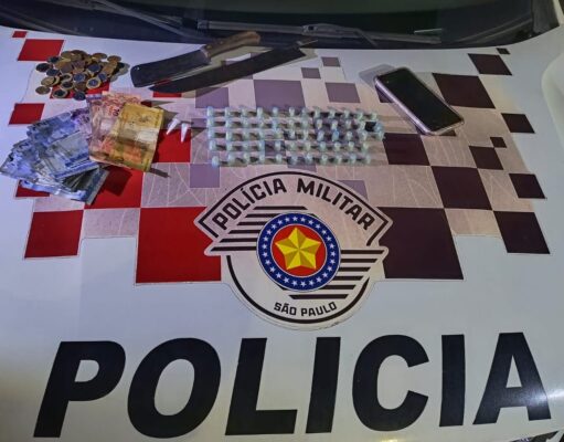 Casal é flagrado vendendo drogas e acaba preso com entorpecentes, dinheiro e facas em Guaratinguetá