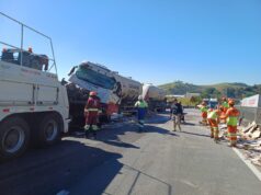 Colisão traseira entre caminhões interdita totalmente a Via Dutra em Guaratinguetá
