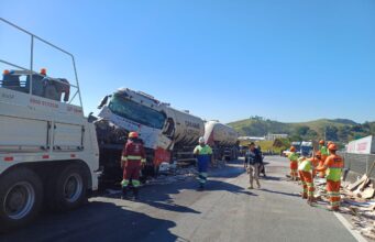 Colisão traseira entre caminhões interdita totalmente a Via Dutra em Guaratinguetá