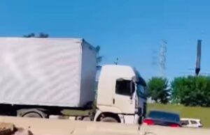 Carreta arrasta carro na Via Dutra e motorista foge sem prestar socorro