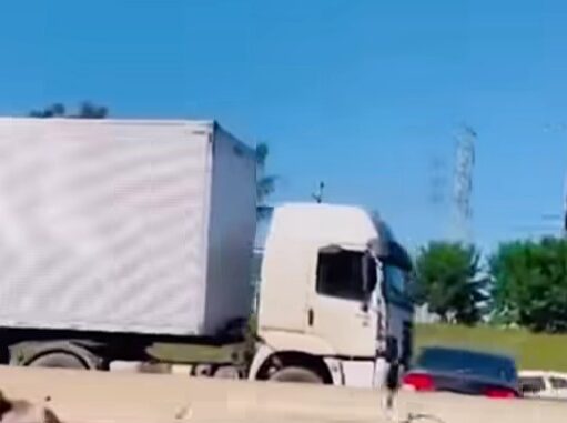 Carreta arrasta carro na Via Dutra e motorista foge sem prestar socorro