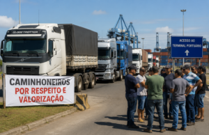 Caminhoneiros iniciam paralisação em portos e categoria mantém ameaça de greve nacional